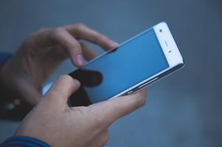 Rząd zainstaluje każdemu Polakowi aplikację na smartfon