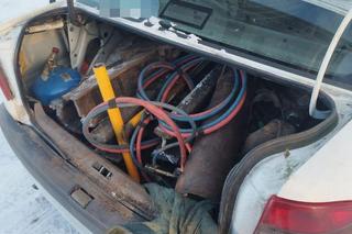 Pocięli szyny kolejowe i zapakowali do auta. Długo nie nacieszyli się łupem