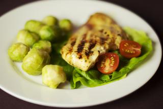 Kolacja - jeść czy nie jeść? Czy niejedzenie kolacji korzystnie wpływa na zdrowie?