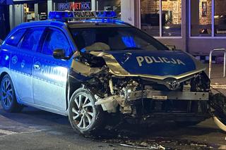 Jechali na interwencję, roztrzaskali radiowozy. Nocna kraksa na Pradze-Północ