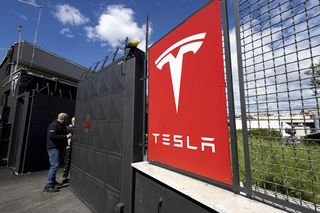 Pożar w salonie Tesli w Rzymie, spłonęło 17 samochodów