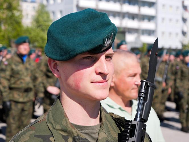 Ponad stu żołnierzy na Placu Solidarności w Olsztynie. Złożyli uroczystą przysięgę [ZDJĘCIA]