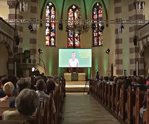 AI naucza o Bogu! Sztuczna inteligencja odprawiła mszę w kościele [WIDEO]