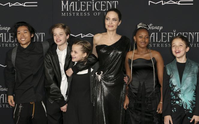 Angelina Jolie z dziećmi i ojcem na premierze filmu Czarownica 2. Humor wrócił?