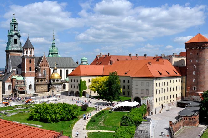 Kibice wywiesili flagi na murach Wawelu i odpalili race. Policja wylegitymowała 125 osób