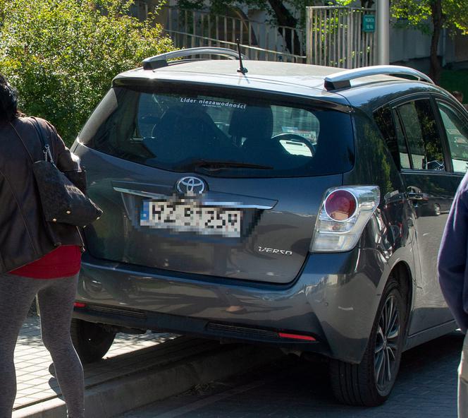 Żona Janusza Korwin-Mikkego wozi go Toyotą