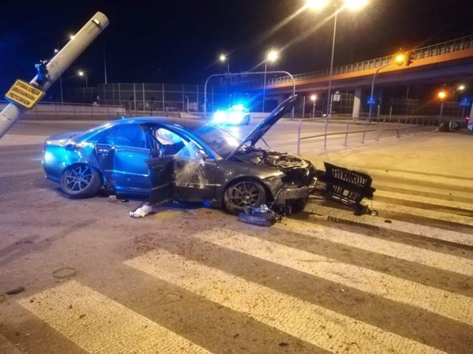 Pijany uciekając przed policją rozbił porsche.
