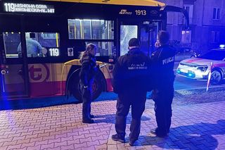 Nieznany sprawca ostrzelał autobus miejski. Celował w kierowcę: „oddał trzy strzały”. Dramatyczny opis