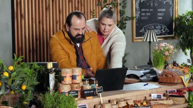 Barwy szczęścia odc. 3233. Borys (Jakub Wieczorek), Aldona (Elżbieta Romanowska)