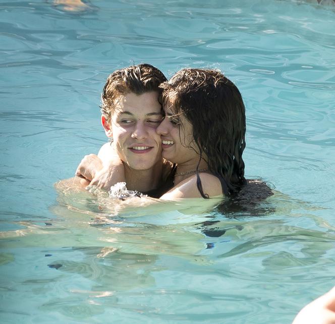 Shawn Mendes i Camila Cabello całują się w basenie
