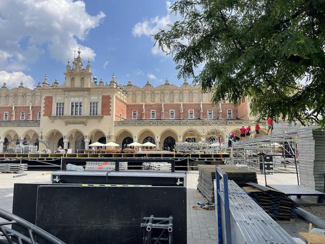 Kontrowersyjna budowa na Rynku Głównym w Krakowie. Mieszkańcy podzieleni