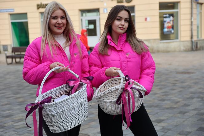 Hostessy rozdawały przechodniom darmowe pączki. To akcja galerii Felicity