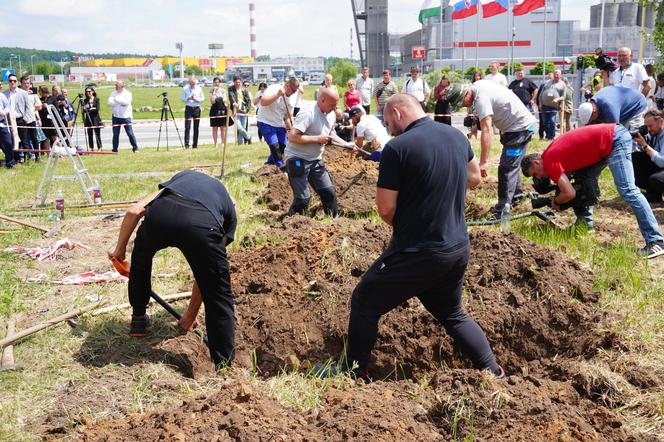 Mistrzostwa w kopaniu grobów na czas w Targach Kielce