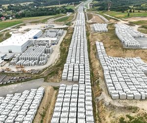 Betonowe elementy do budowy pierścieni tworzących obudowę nowego tunelu na S19