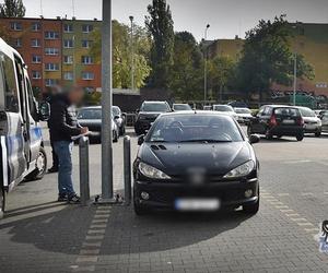  Trzylatek za kierownicą w Wałbrzychu. Przygniótł matkę do barierki na parkingu