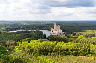 O tym zamku słyszał każdy od 2015 roku. Dziś zaprasza turystów do zwiedzania