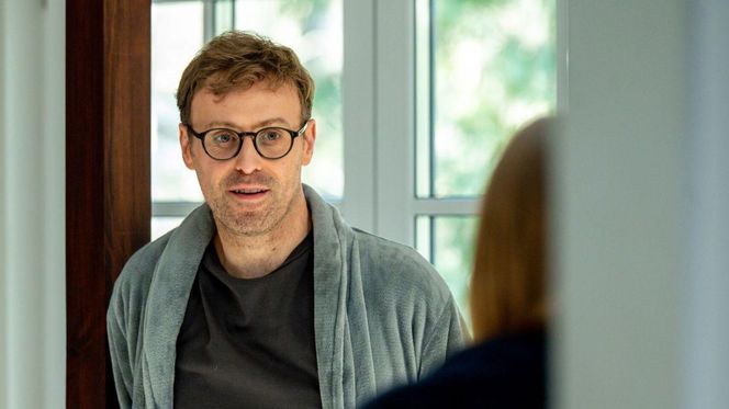  M jak miłość. Ona będzie ofiarą Hoffmana! Potwierdzi się to, co Sara powie o ojcu potworze. Zaciągnie ją do łóżka podczas wyjazdu do Londynu