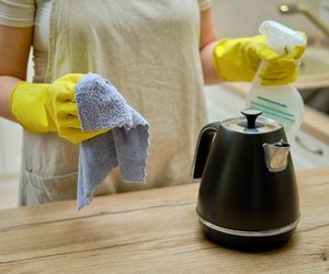 Odkamieniam czajnik w 5 minut bez smrodu octu i chemii. Babciny sposób na odkamienianie czajnika