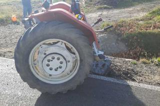 Zderzenie fiata pandy i ciągnika w Samoklęskach. Traktor rozpadł się na dwie części
