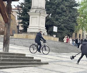 Młodzież ze Skarżyska na planie Ojca Mateusza w Sandomierzu. 