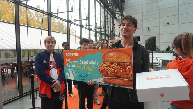 Tłumy na otwarciu Popeyes w Olsztynie. Rekordzista czekał w kolejce ponad 20 godzin