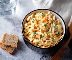 Tajska siekana sałatka z kurczakiem i orzeszkami. Smak i tekstura, które urzekają