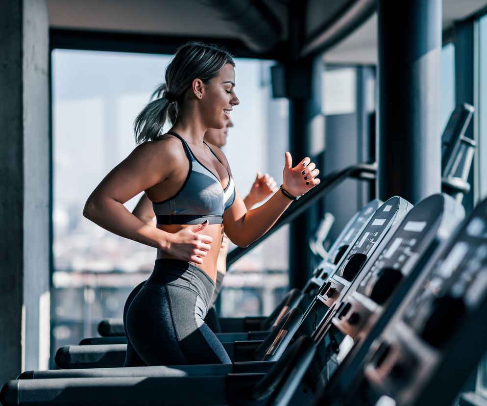 Kobieta biega na bieżni