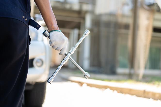 Chciał rozjechać nieznajomego mężczyznę, a później zaatakował go kluczem do kół. Zdumiewający powód