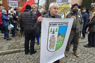 Protest mieszkańców gminy Purda pod olsztyńskim ratuszem