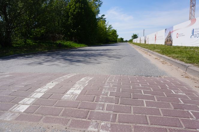 Na prostym odcinku drogi biegnącym przez łąki ustawiono aż osiem progów zwalniających 
