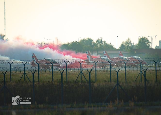 Wzruszający gest pilotów odlatujących z Radomia. Polska flaga na niebie dla „Slaba”
