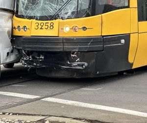 Tramwaj uderzył w busa na Annopolu. Poważny wypadek, motorniczy ranny