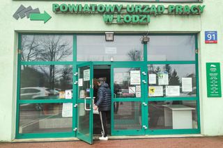 Polaków bez pracy przybywa z miesiąca na miesiąc