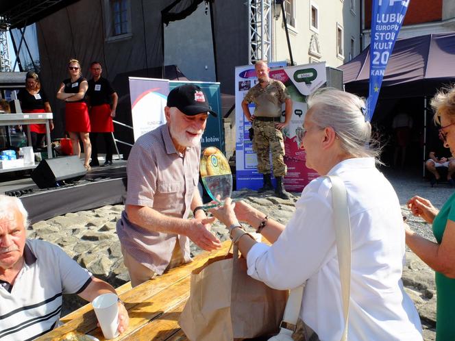 Lubelski Festiwal Smaku. Pan Andrzej został Mistrzem Świata w jedzeniu lubelskich cebularzy