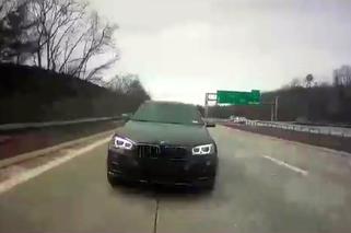 Pędzące BMW najechało na tył innego auta i dachowało. Wszystko nagrał wideorejestrator