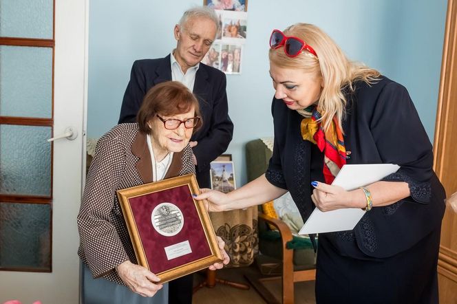 Uwielbia długie spacery i przyrodę! Pani Aniela skończyła właśnie 100 lat i czerpie z życia garciami 