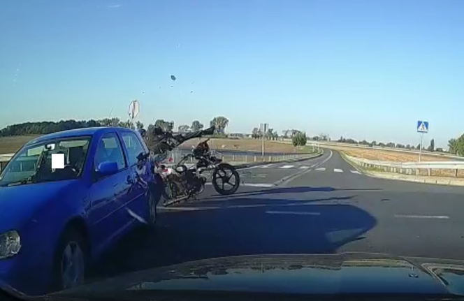 Groźne zderzenie motorowerzysty z samochodem na S5 [VIDEO]