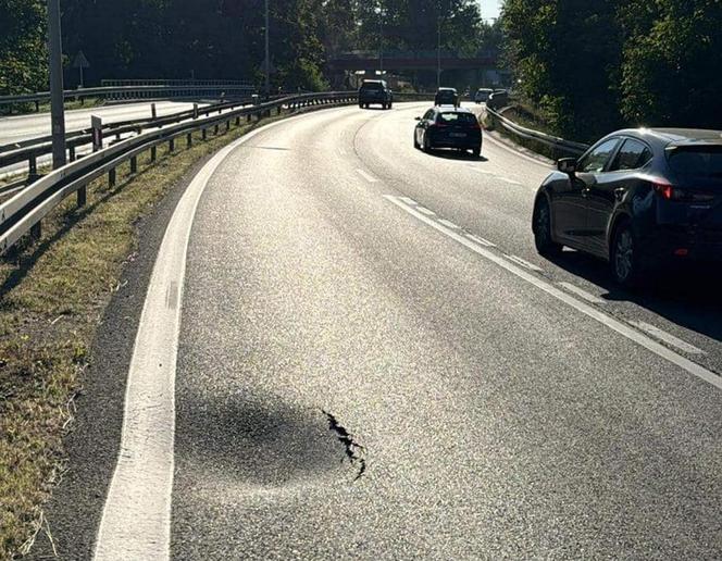 Zapadlisko na popularnej trasie. Wyłączono jeden pas ruchu. Na miejscu pracują strażacy