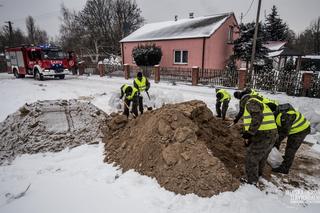 Płock. ALARM POWODZIOWY na Wiśle! Rzeka zalała DK nr 62! Na miejscu strażacy [ZDJĘCIA, RELACJA]