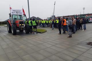 Strajk rolników w Tarnowie. Policja i rolnicy pod stadionem Bruk Betu Termaliki Nieciecza