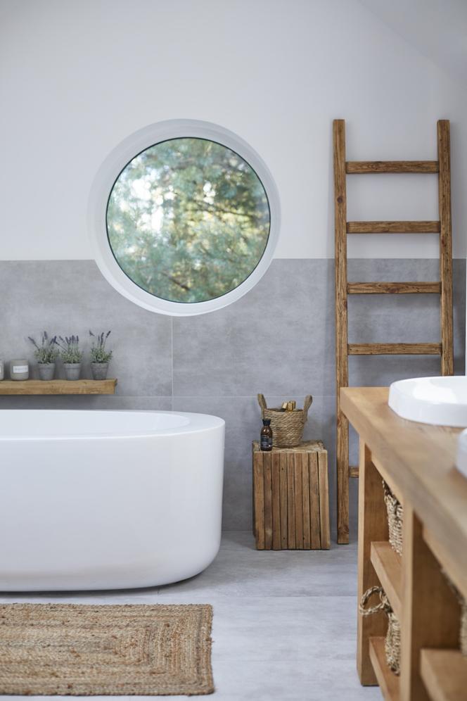 Łazienka w szarości i drewnie - organiczne piękno