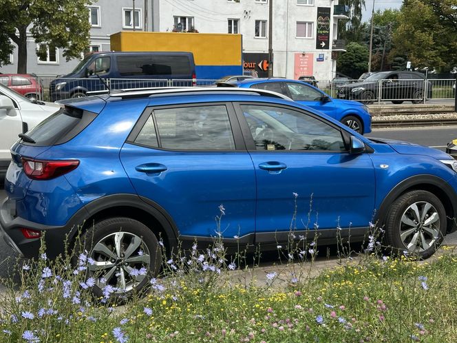 Auto wbiło się w budynek Instytutu Lotnictwa