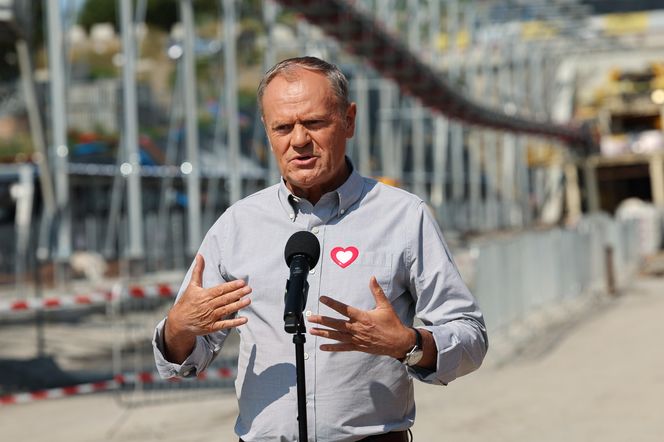 Donald Tusk w Męcinie. Premier odwiedził budowę największego tunelu kolejowego w Polsce