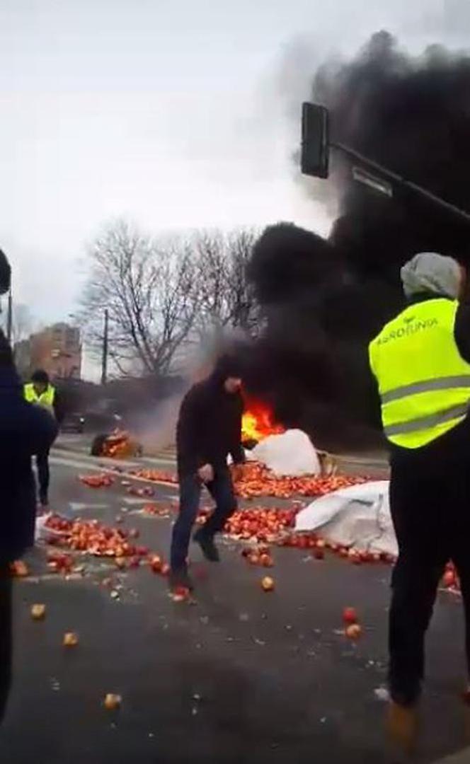 Protesty rolników w Warszawie. Palenie opon i świńskie łby na placu Zawiszy