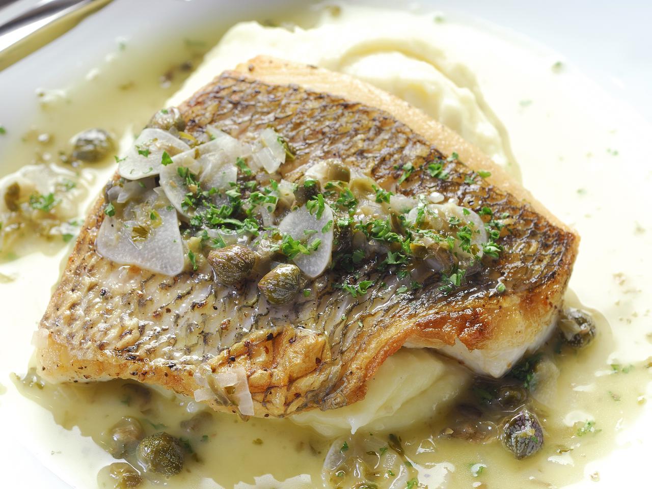 Karp faszerowany gotowany z pieczarkami i kaparami