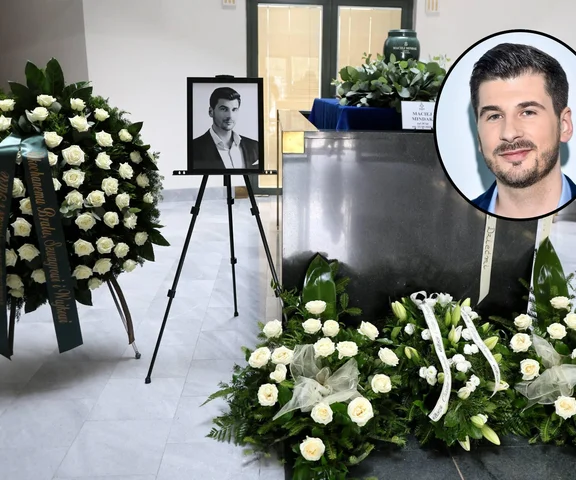 Pogrzeb Macieja Mindaka. Białe kwiaty wypełniły dom pogrzebowy