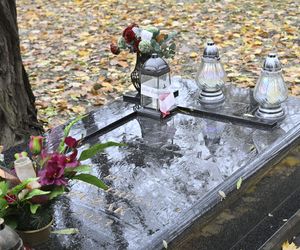 Generał Czesław Kiszczak ma skromny grób