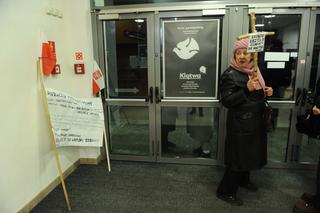 Protesty pod Teatrem Powszechnym