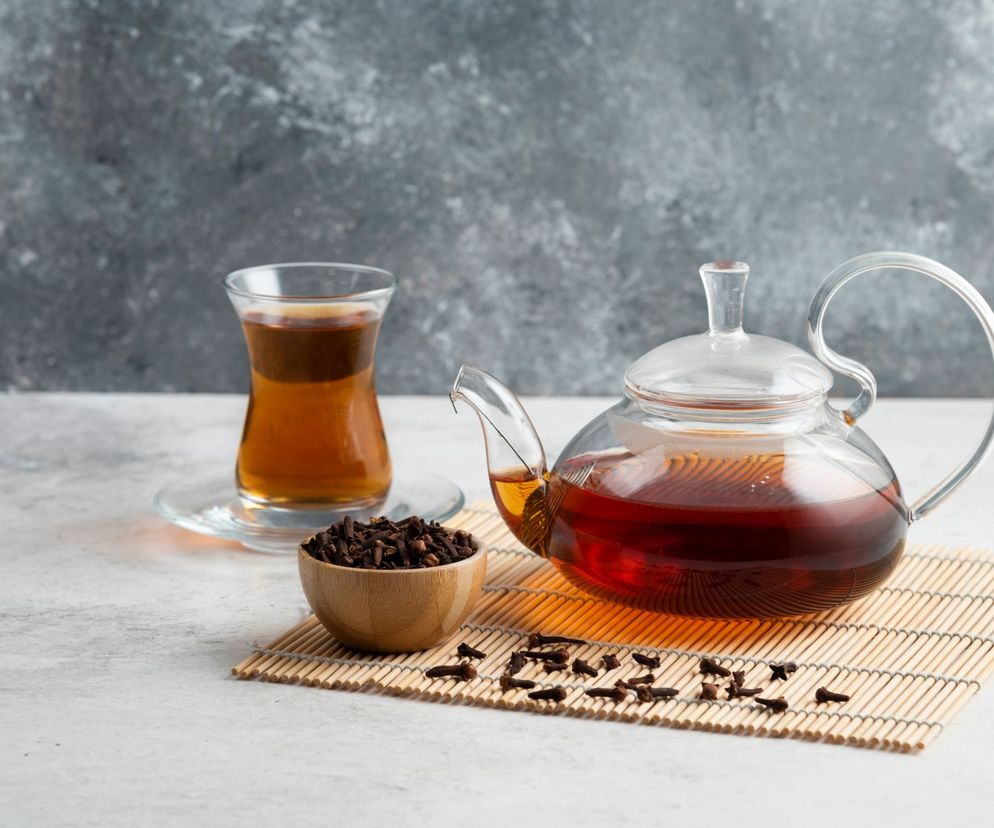 Napar z goździków. Ma zbawienne właściwości – na zmarszczki, odchudzanie i nie tylko