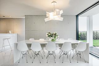 Nowoczesny dom z betonu: wnętrze w stylu minimalistycznym
